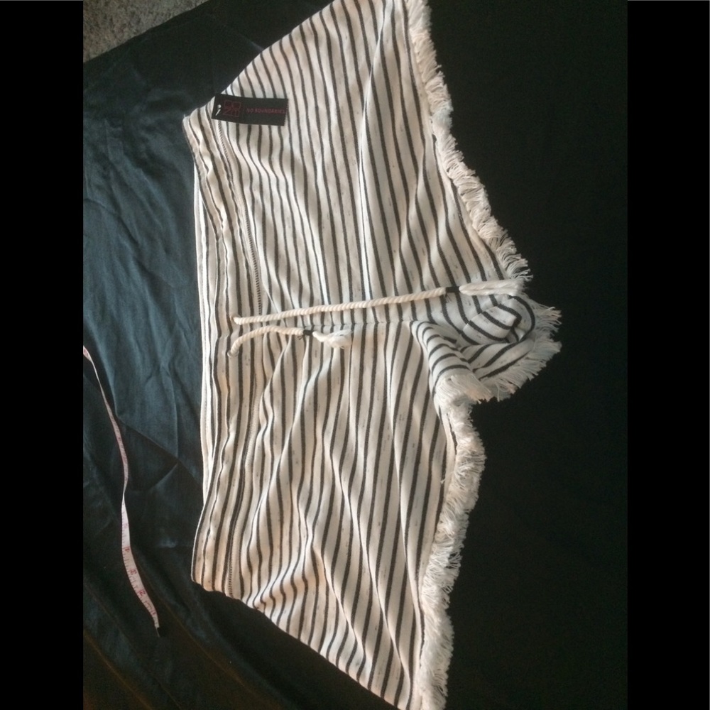 🌟Black & white striped shorts.NWT Donating 10/